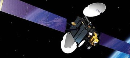 En quoi consiste le travail des ingénieurs tunisiens pour gérer les satellites à Dkhila (Manouba) ?