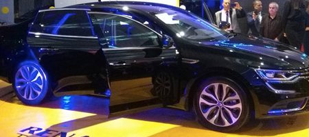 ARTES Tunisie lance la Renault Talisman avec capteurs de lignes blanches sur les routes pour le guidage automatique