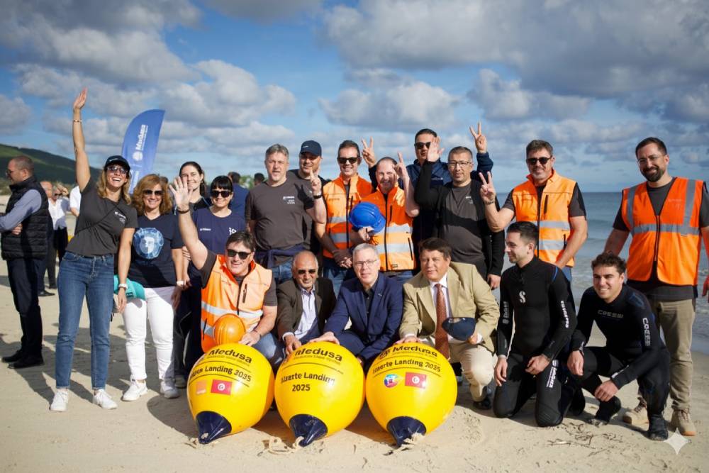 L'équipe de Medusa Submarine Cable System fêtant l'arrivée du câble à son point d'entrée sur une plage de Bizerte, samedi 1er novembre 2025